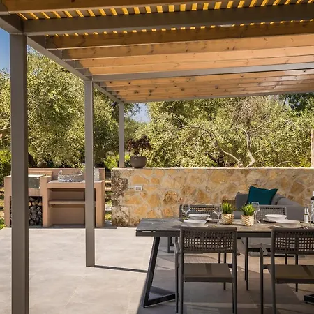 Laoura Willa Svoronata